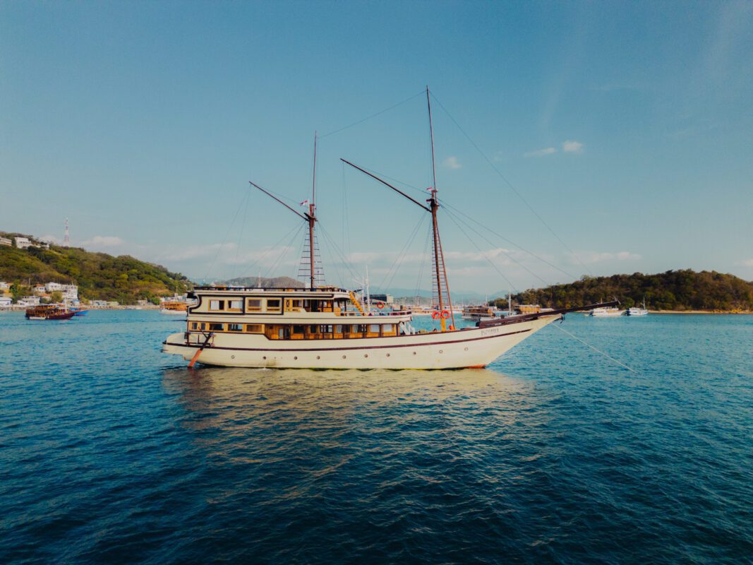 alfatrhan-2-phinisi-boat-komodo-lombok