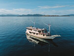 open-trip-komodo-lamborajo-1