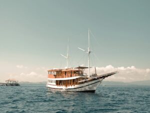 amore-deluxe-boat-komodo