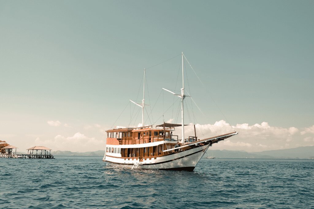 amore-deluxe-boat-komodo