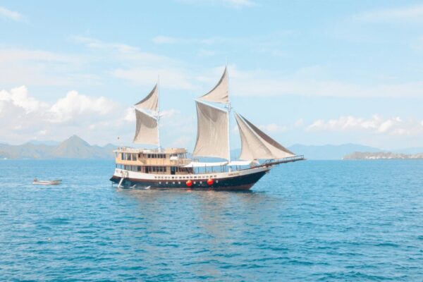 lamborajo-2-phinisi-boat