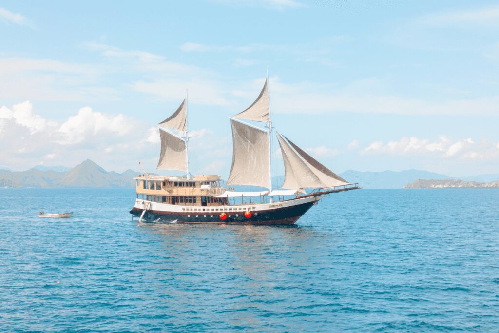 lamborajo-2-phinisi-boat