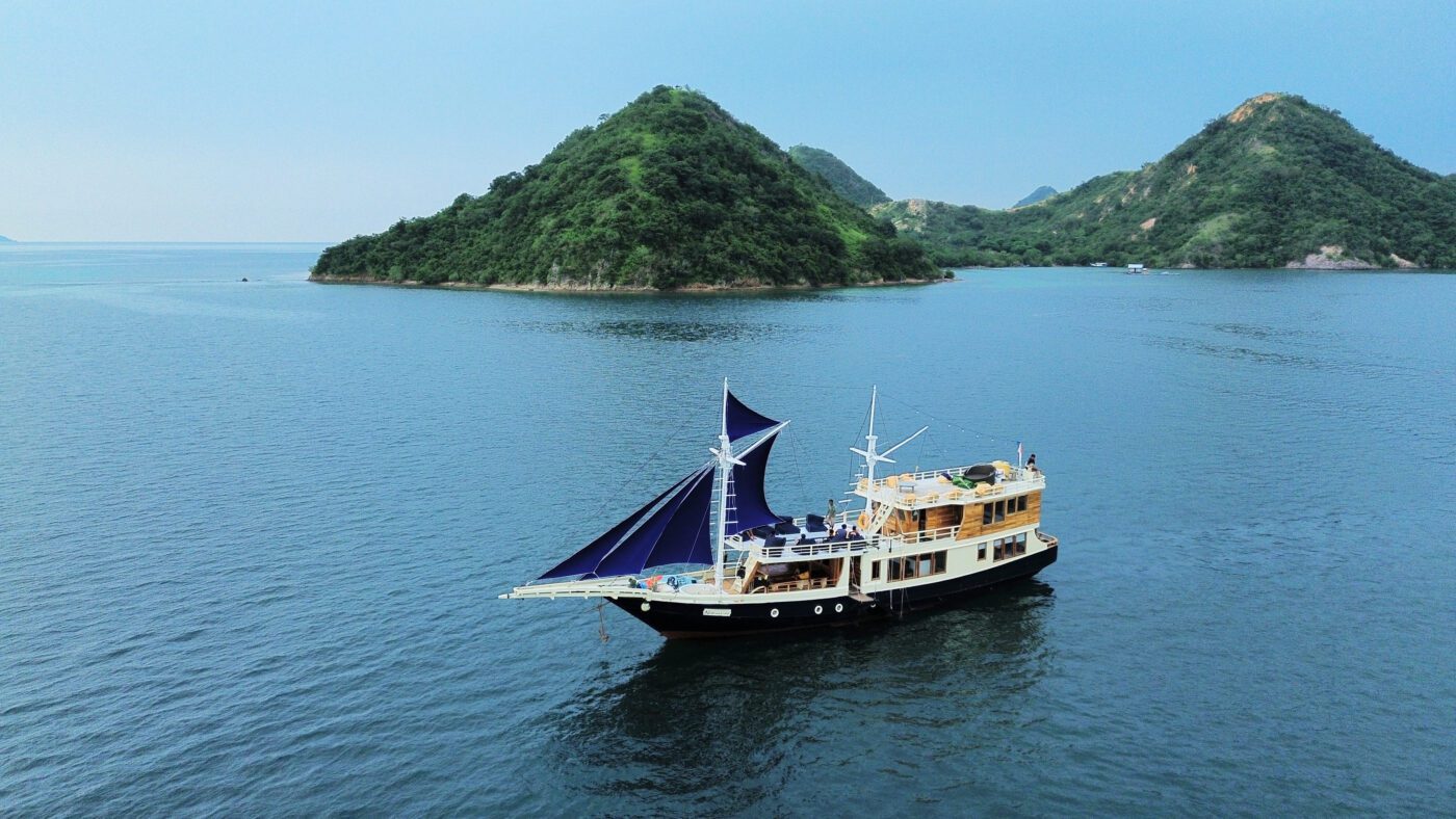 natural-deluxe-boat