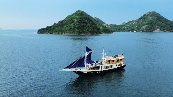 natural-deluxe-boat