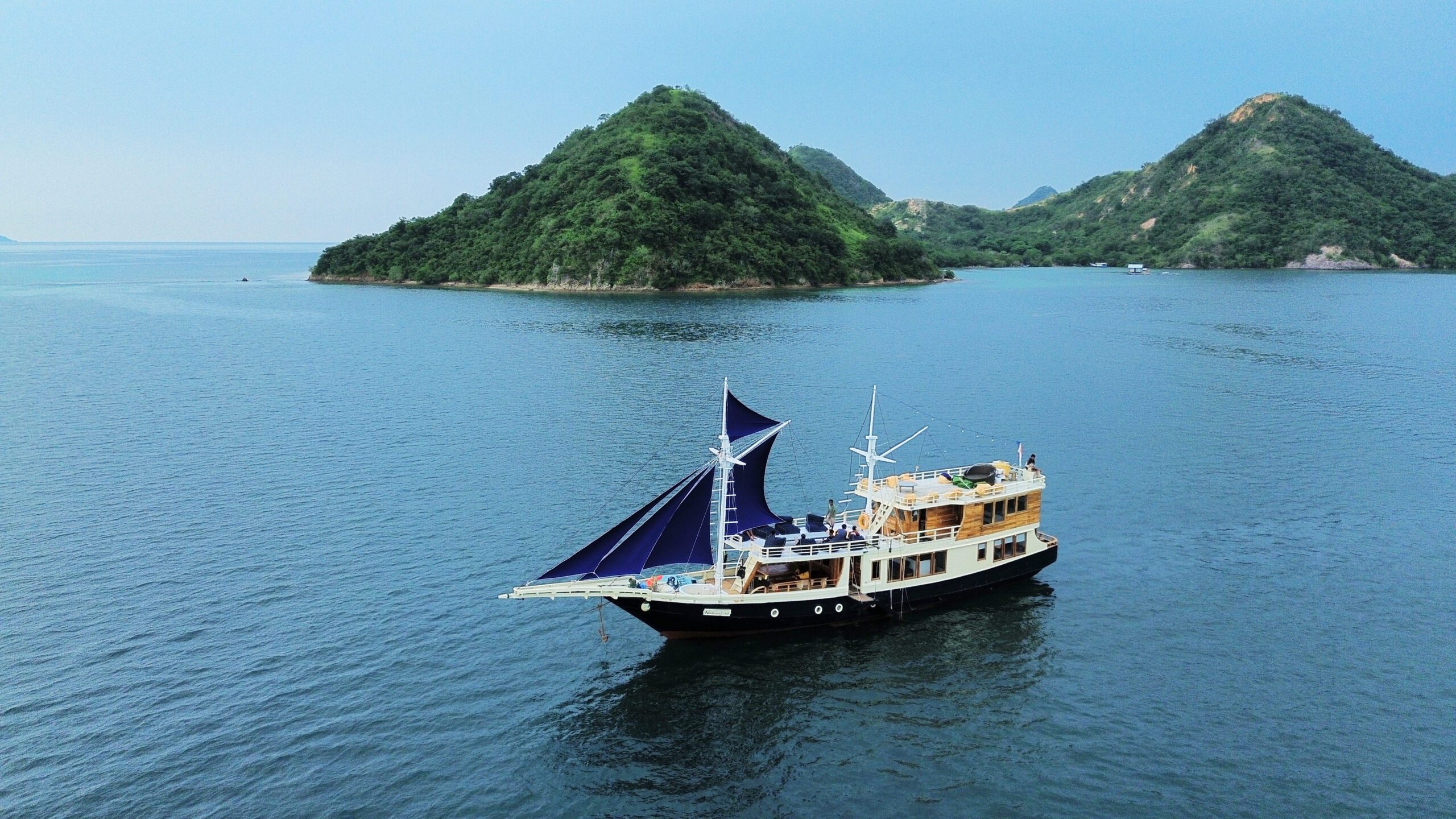 natural-deluxe-boat