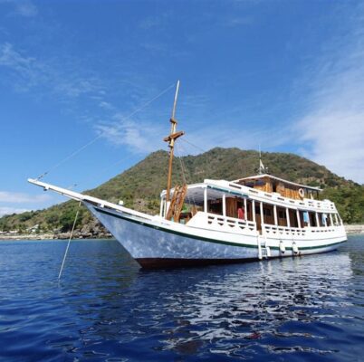north-blue-superior-boat