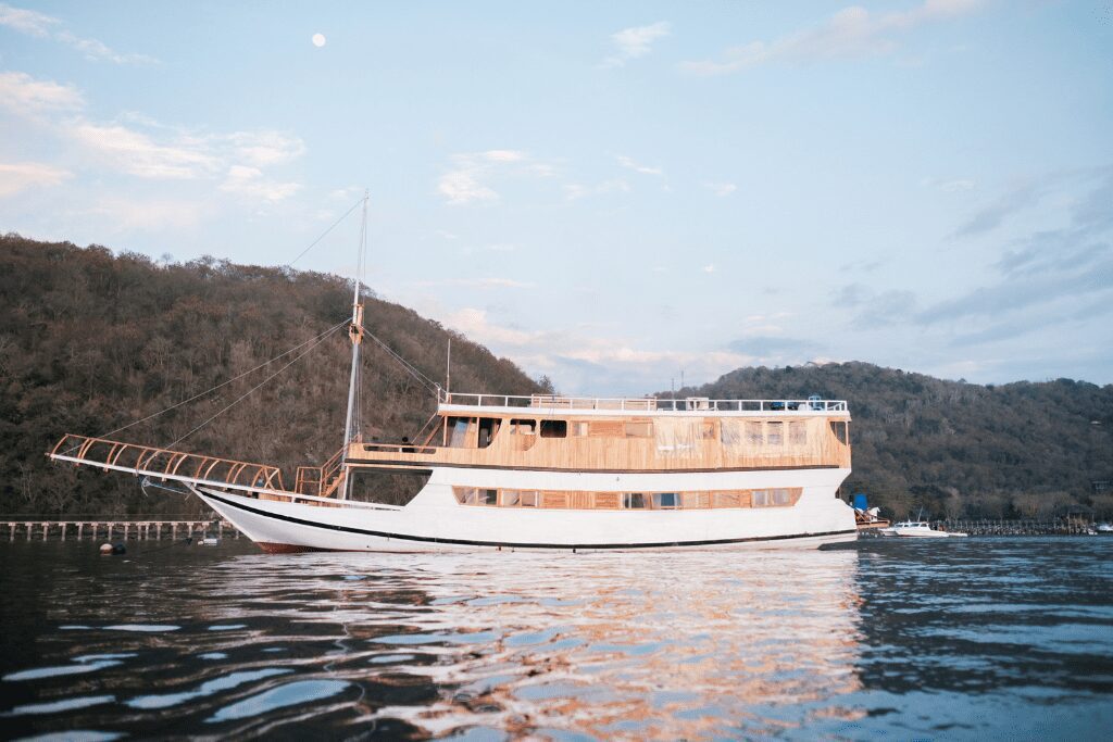 yukai-deluxe-boat